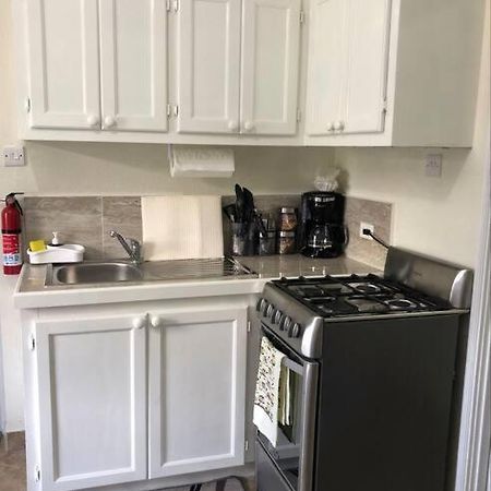 Kelly'S Studio Apartment - Rental Near Airport, Amenities And Bus Route Saint Philip Buitenkant foto