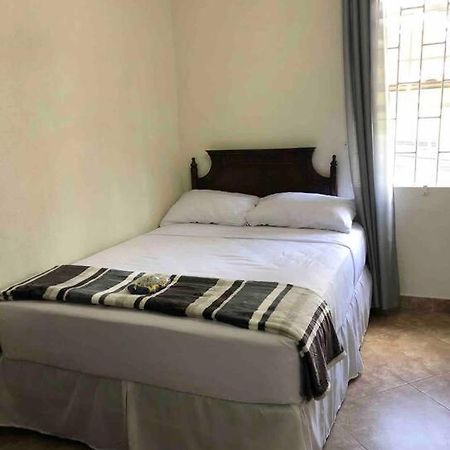 Kelly'S Studio Apartment - Rental Near Airport, Amenities And Bus Route Saint Philip Buitenkant foto