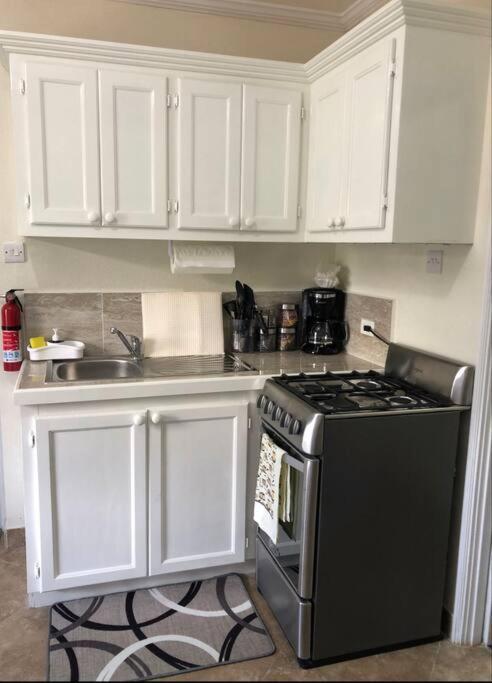 Kelly'S Studio Apartment - Rental Near Airport, Amenities And Bus Route Saint Philip Buitenkant foto