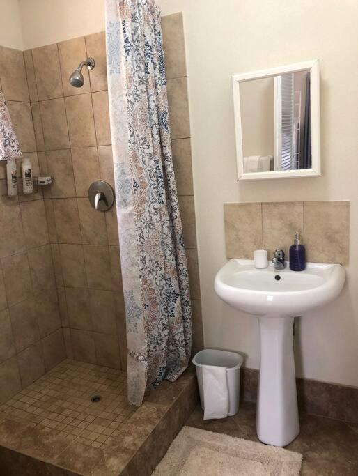 Kelly'S Studio Apartment - Rental Near Airport, Amenities And Bus Route Saint Philip Buitenkant foto